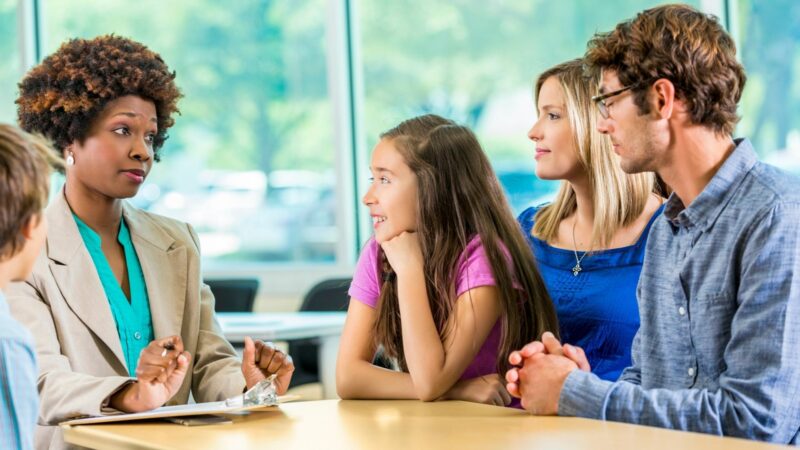 Les dangers des comportements inappropriés envers les mineurs : l’affaire de l’enseignant radié de l’Education nationale